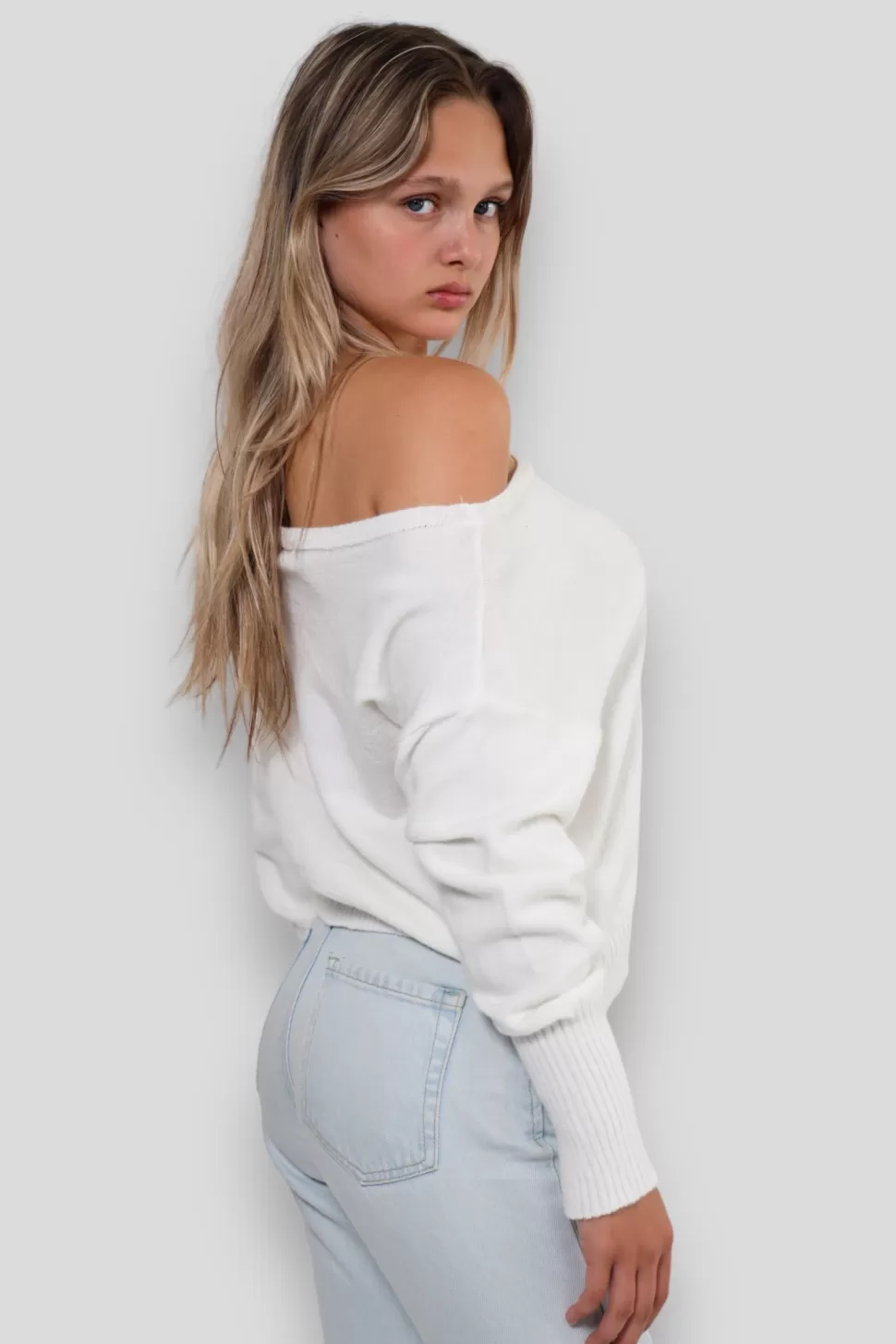 pull_une_epaule_blanc_2.webp Pull "Une Epaule" Blanc*Meet Me There Online