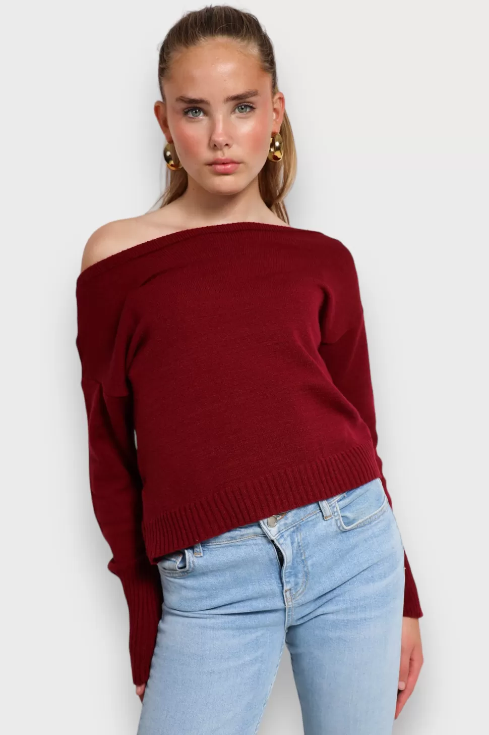 pull_une_epaule_rouge_2.webp Pull "Une Epaule" Rouge*Meet Me There Flash Sale